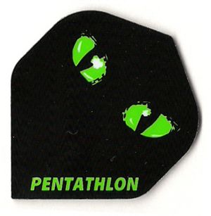 Das Bild zeigt ein schwarzes Dart Flight mit zwei leuchtend grünen Augen. Unten steht in grüner Schrift das Wort "PENTATHLON".
